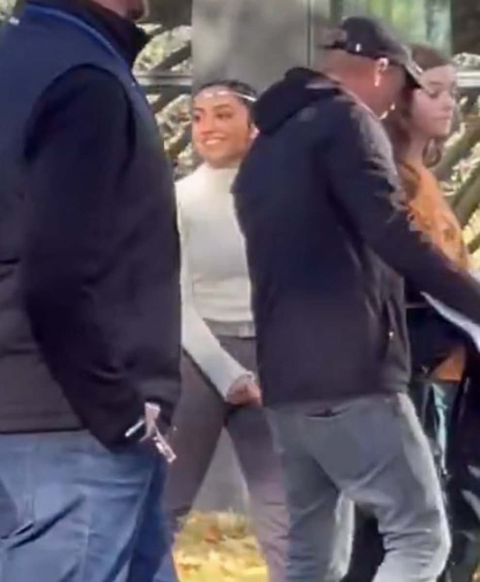 can’t get over how perfect zoë’s costume is 🥲