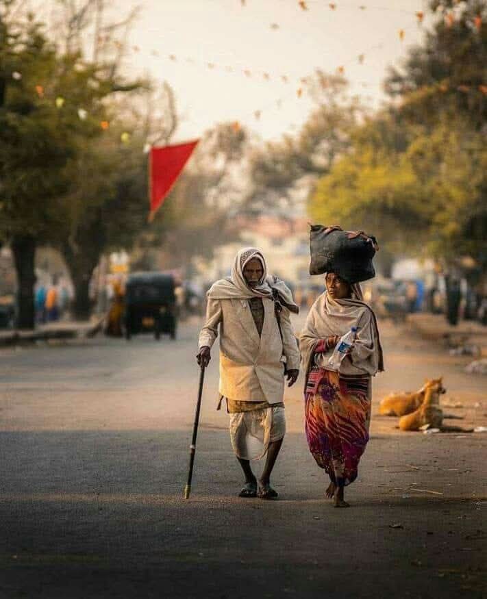 *कर्तृत्ववान व्यक्तीचा पराक्रम* *बघितला जात नाही, त्याचं चाक* *जमिनीत कधी रुततं ह्याकडेच* *सर्वांचं लक्ष असतं....* 
  🌹🌹 *शुभ सकाळ* 🌹🌹