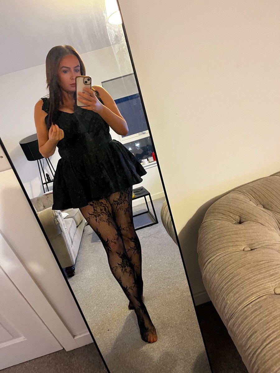 Tights, stockings and heels tweet media