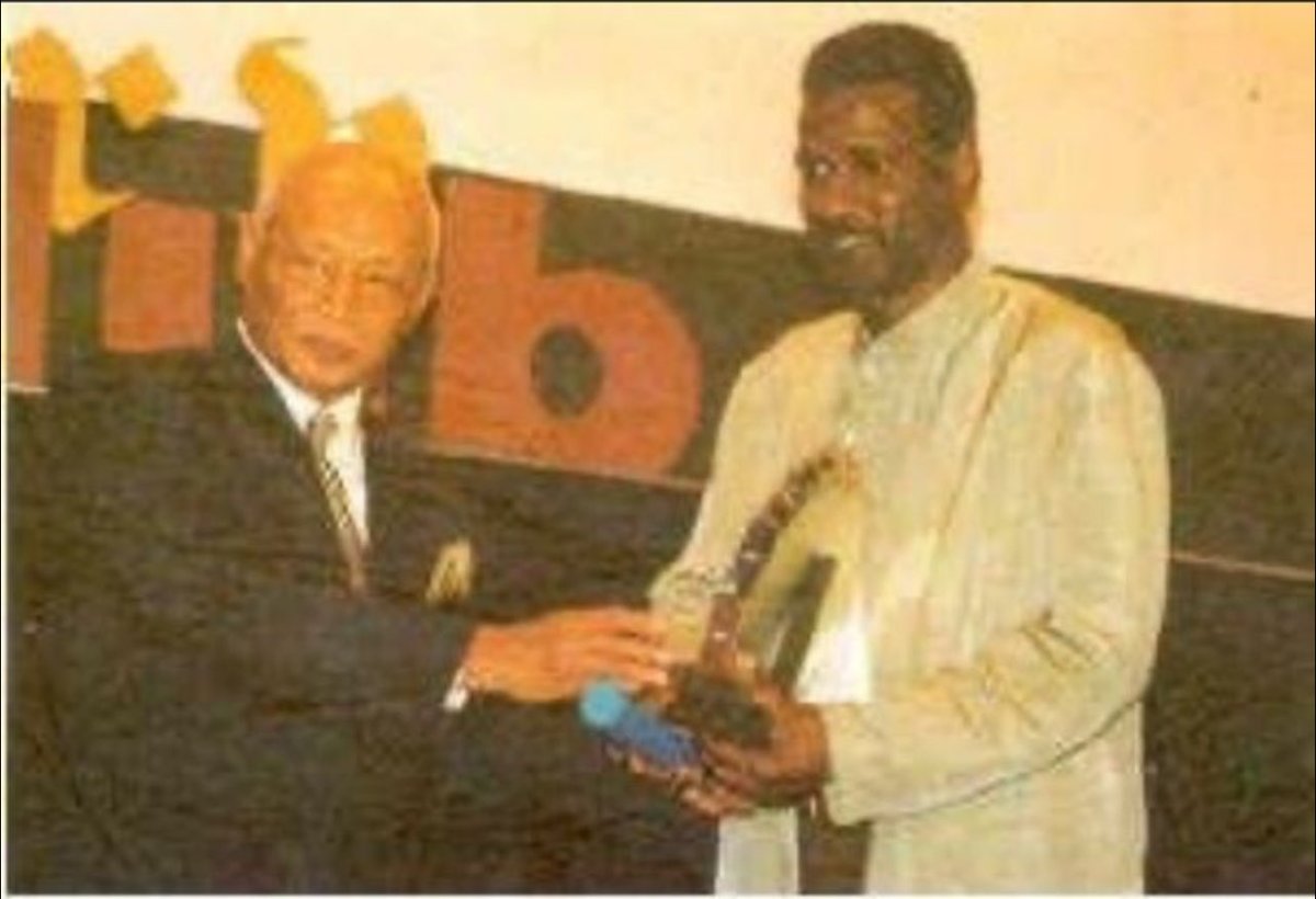 #ماجد_عبدالله لا يتحدث عن ماضيه
بل ماضيه هو الذي يتحدث عنه 
كلما خفتت أصوات الطبول الفارغة