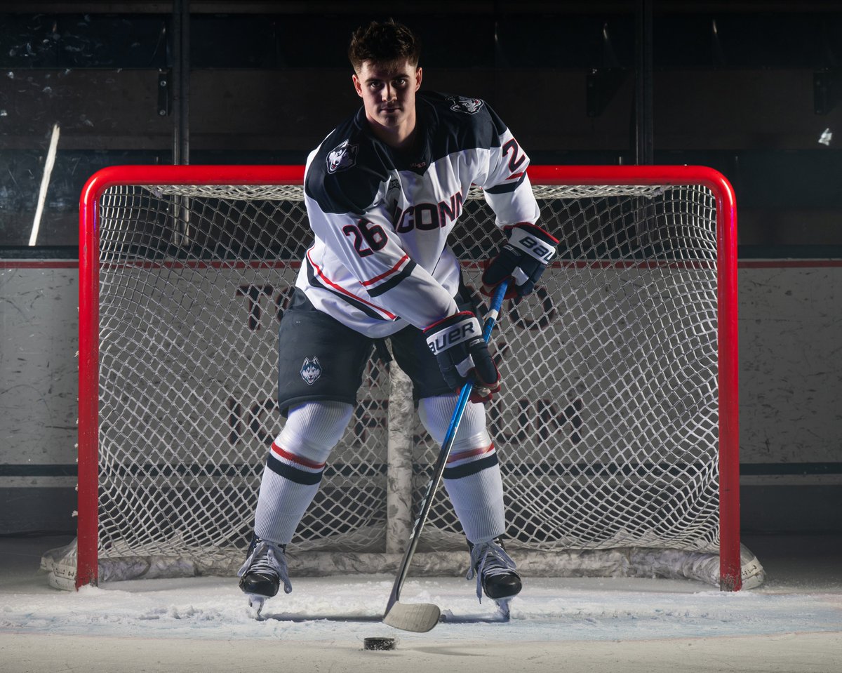 UConnMHOC's tweet photo. MIKE MURTAGHHHHHHH!!!!! 

Huskies take the 1-0 lead https://t.co/kJw69N8IxM