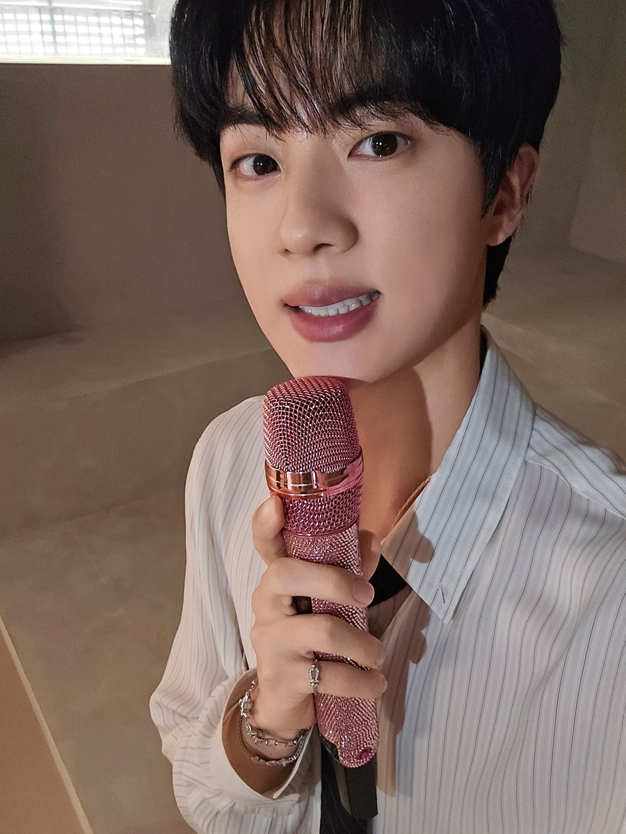 dearmoon_jin's tweet photo. I’m voting #Jin for the #2025MAMAVOTE https://t.co/IugAaH5gAO