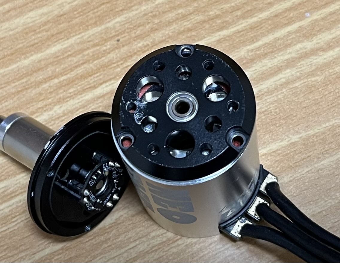 ヤフオクで購入したモーターの異音と発熱をどうにか直せないかとベアリングが変形しているので、新しく購入したモーターのフロントケースとエンドケースを交換や、モーターカンとコアの隙間接着も試しましたが、高回転すると異音と発熱は直らず。
ローターも交換してダメなら😇