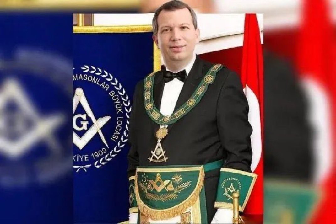 Remzi’yi içeri aldık…

Aylar önce söylemiştim Mason locasını bitireceğimizi…

Sırada sözde Türk özde Siyonist investor grubu var…

Bankalar hazırsanız başlıyoruz…

Bak postacı geliyor selam veriyor şarkısı eşliğinde 30 Ağustos hazırlığına başladık…