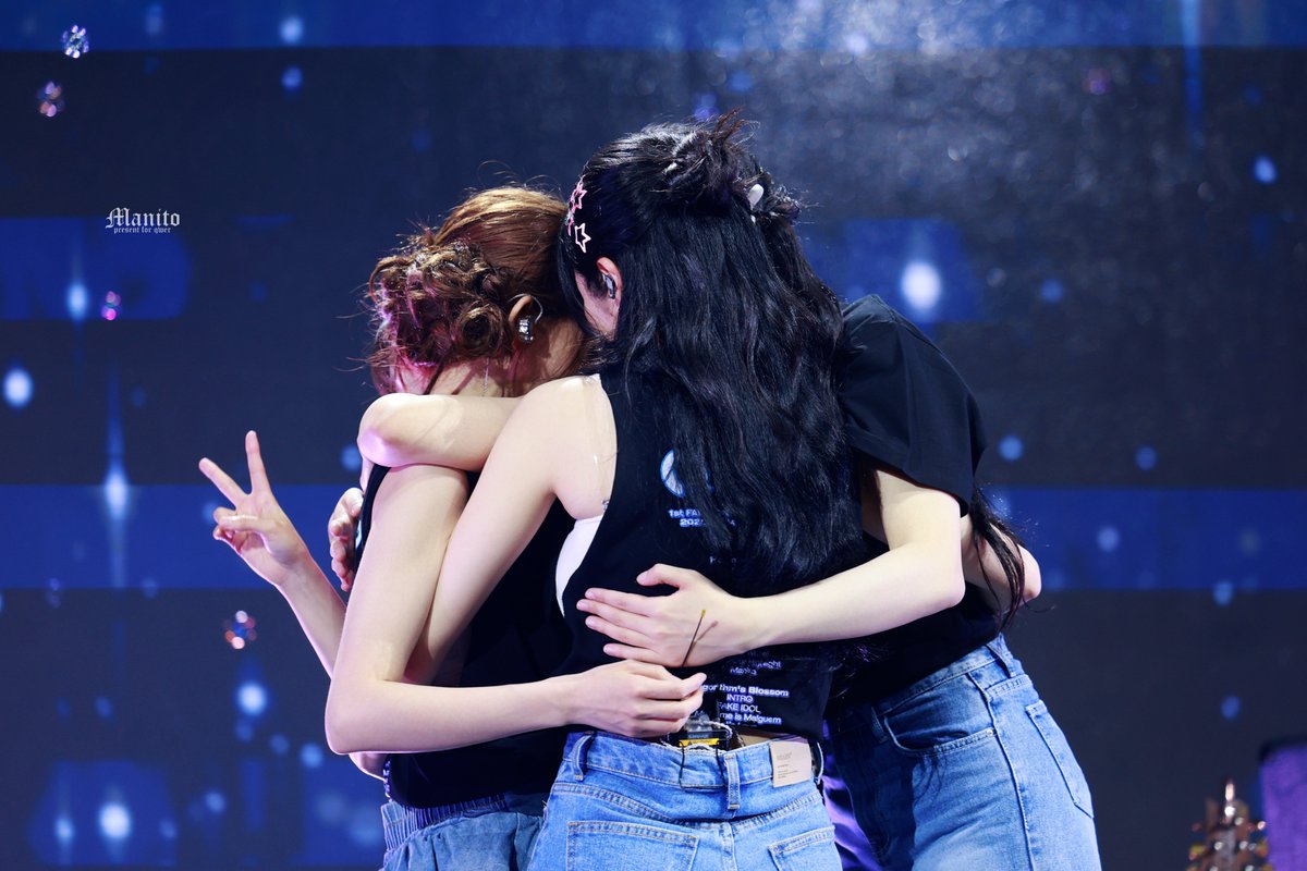 manito_c_'s tweet photo. 251018 
#QWER 데뷔 2주년 축하해요!  
Happy 2nd Debut Anniversary!  

우리 마주보는 시간이
영원할 수 있도록 간절히 기도해
지금 걸어가는 이 길이 힘들고 지친대도
"니가 있어 참 좋아"  

건강하게 함께해요.  

#쵸단 #마젠타 #히나 #시연 
#Chodan #Magenta #Hina #Siyeon https://t.co/0u9daLeXHQ
