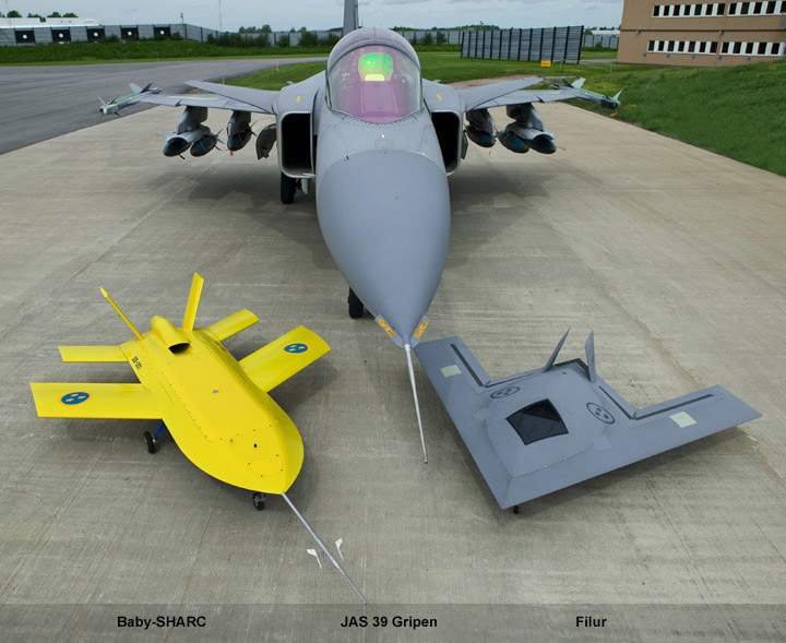 GripenNews's tweet image. 🇸🇪 #history 20 years ago, on October 10, 2005. 

Saab #FILUR first flight at Vidsel base. Filur stands for Flying Innovative Low-Observable Unmanned Research vehicle.

V-stabs on, but removable. After FILUR, Saab worked on the #nEUROn UCAV with European partners.

Photos: Saab AB