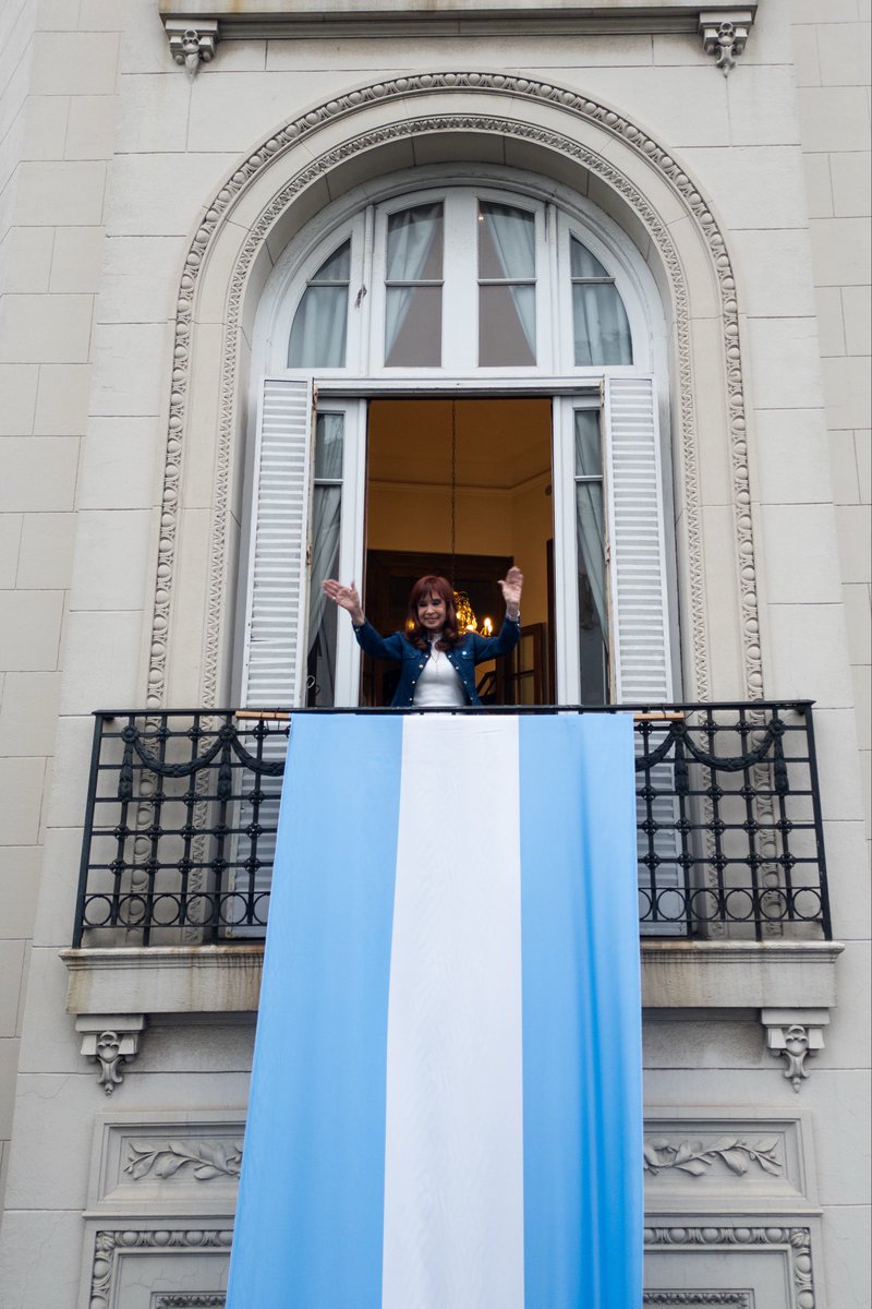 No se puede creer ***el aura***de esta mujer