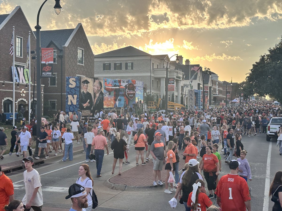OKStateAlumni's tweet photo. ✨ Golden Hour at Homecoming ✨
#okstate #okstatehc @lovestravelstops https://t.co/shCkwvU725