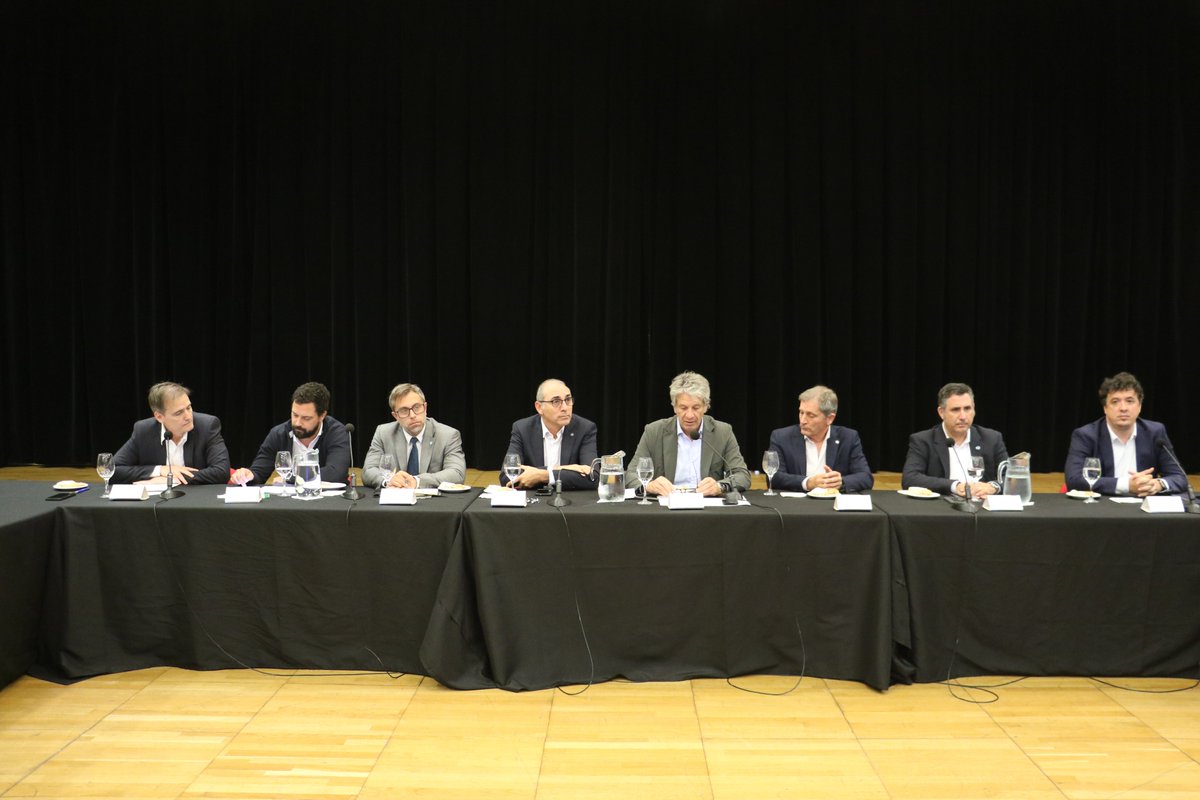 La Bolsa de Comercio de Rosario fue sede de un nuevo encuentro con el equipo económico del Gobierno Nacional, en una jornada de diálogo con actores productivos que reafirma su rol como articuladora entre el sector público y privado.
Participaron Juan Pazo, Director Ejecutivo de