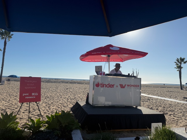 FenwickWest's tweet image. Where tech meets tide! 🌊
Last night’s @Tinder x @WonderVentures mixer brought top founders & operators together beachside for curated networking, speed-matching & big ideas, the kind of energy that defines LA @Techweek_ .
#LATechWeek #FenwickatTechWeek