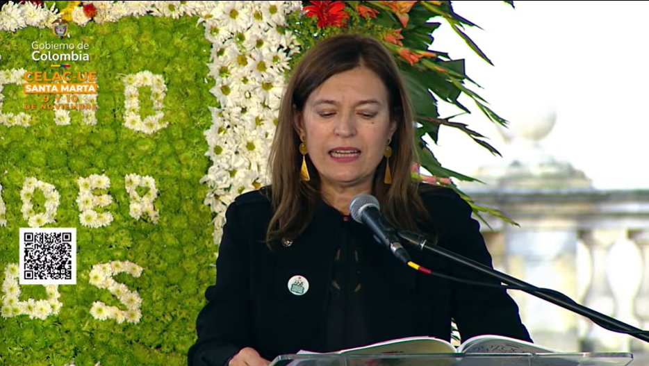 🟠En el acto de reconocimiento, <a href="/ViviKrsticevic/">viviana krsticevic</a>, directora ejecutiva de CEJIL, destaca la larga historia de “litigar por el derecho a defender derechos en Colombia que a lo largo de más de dos décadas llevó adelante el @ccajar”.