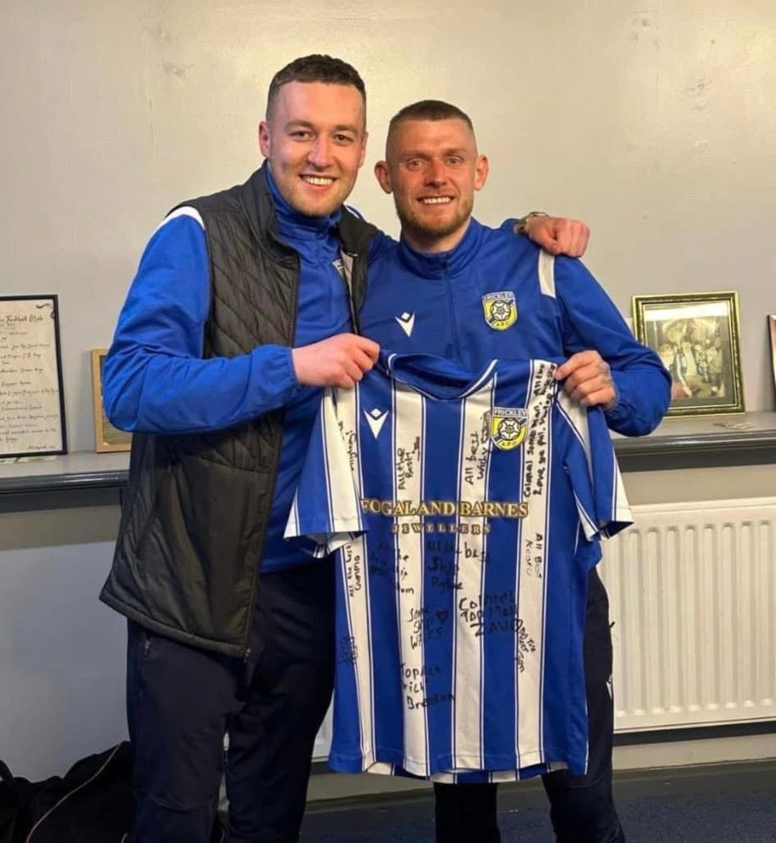 Happy birthday to Blues legend, The Colonel <a href="/RichCollier11/">Richard collier</a> (pictured here with his loyal batman, Virgil Varl Dijk <a href="/AggyV95/">Alex Varley</a>)
Hope you’ve had a good day, Sir! 🎂🥳💙