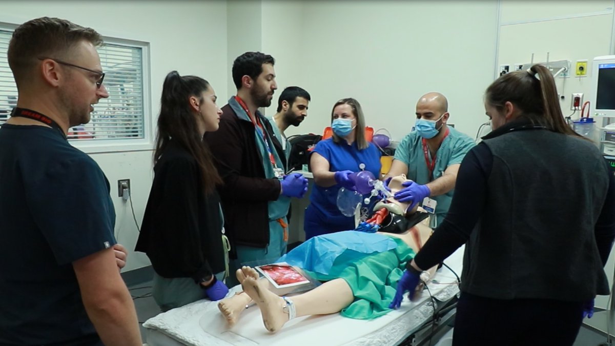 cusm_muhc's tweet image. 🚨C’est la Journée mondiale du trauma
Aujourd'hui, nous soulignons le travail des membres de l’équipe de traumatologie de l’HGM.
Le 15 octobre, l’équipe a réalisé l’une des nombreuses simulations cliniques réalistes qu’elle organise chaque année. Cet exercice mettait en scène…