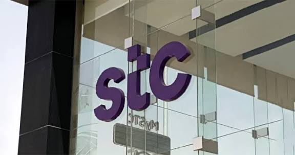 azo_Trade's tweet photo. لو اكتتبت في سهم #الراجحي 
و #STC من بداية الاكتتاب كم يصير معك اليوم؟
1/ سهم *الراجحي* من الاكتتاب عام 1989، سعر السهم الاسمي كان 100 ريال.

2/ لو استثمرت 150,000 ريال وقتها، 
مع نمو السهم *حوالي 50 مرة*، تصبح القيمة السوقية الآن *حوالي 7.5 مليون ريال*.

3/ السهم وزع أرباح بشكل نصف سنوي، مع توزيعات تراكمية ضخمة تزيد من إجمالي العائد.

4/ مع إضافة التوزيعات، يصبح إجمالي العائد أكبر، وقد يصل الاستثمار إلى *أكثر من 8 ملايين ريال*.

---

5/ أما *شركة الاتصالات السعودية (STC)*:

6/ الاكتتاب كان عام 2003 بسعر 170 ريال، مع منح أسهم وزيادات رأس مال واكتتاب ثانوي.

7/ استثمار 150,000 ريال وقتها، مع التوزيعات والأسهم الجديدة، قد يصل إلى قيمة سوقية *تتجاوز 600,000 ريال*.

8/ التوزيعات التراكمية تزيد من العائد الإجمالي لتصل إلى *ما يزيد عن 630,000 ريال*.

---

🔟 *الخلاصة:*

- الراجحي يعتبر من الأسهم الاستثمارية الرائدة التي حققت نموًا هائلًا على المدى الطويل.  
- STC نمو جيد وأرباح منتظمة، لكنه أقل بكثير مقارنة بالراجحي.  
- الاستثمار طويل الأمد مع إعادة استثمار التوزيعات يعزز العائد بشكل ملحوظ.