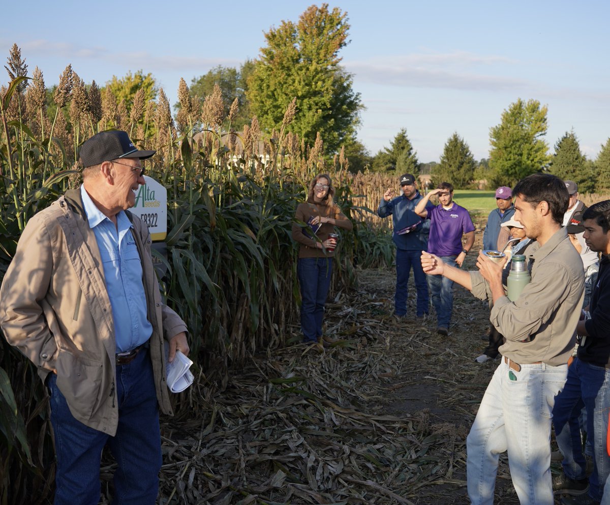 In Manhattan, KS, students from <a href="/KState/">K-State</a> joined Gene Gengelbach and Sarah Sexton-Bowser to learn about new seed technologies and the sorghum market, featuring our forage sorghum hybrids - recognized for quality and performance across fields. 🌾 

#sorghum #forgesorghum