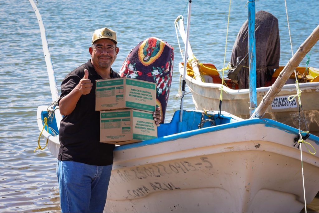 En Costa Azul, Angostura, acompañamos a las y los pescadores con la entrega de despensas alimentarias. 🙌🏻📦

Seguimos cerca de las familias que con su esfuerzo diario mantienen viva una de las actividades más importantes de Sinaloa. 💙🐟✨ #DIFSinaloaContigoSiempre