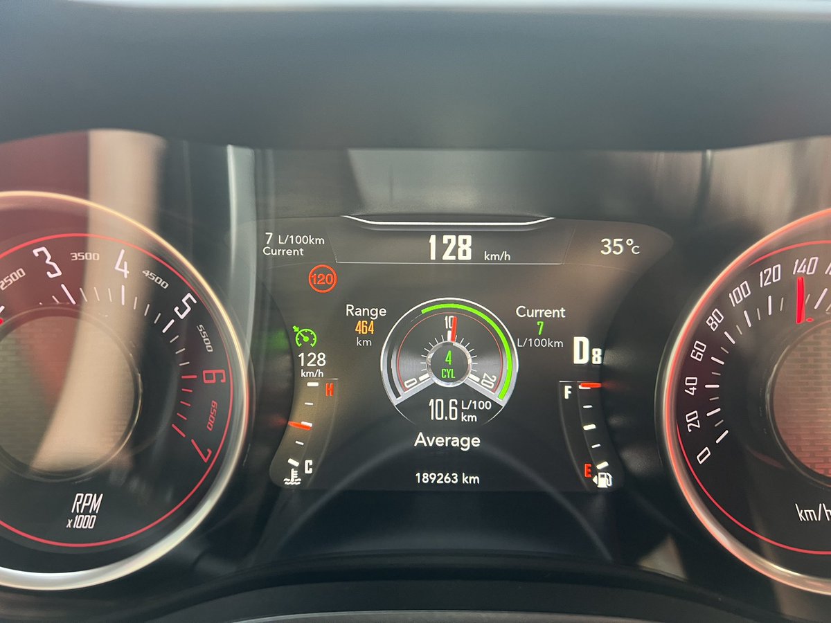 К слову про расход у этого коня. В зависимости от режима езды, расход этого 6,4 v8 на 485лс составляет от «не знаю» до «похую литров на 100км»
Сегодня средний за поехать в Дубай, постоять в пробках и обратно вышел чуть меньше 11 литров на сотню, а на круизе до 130 было 7 литров