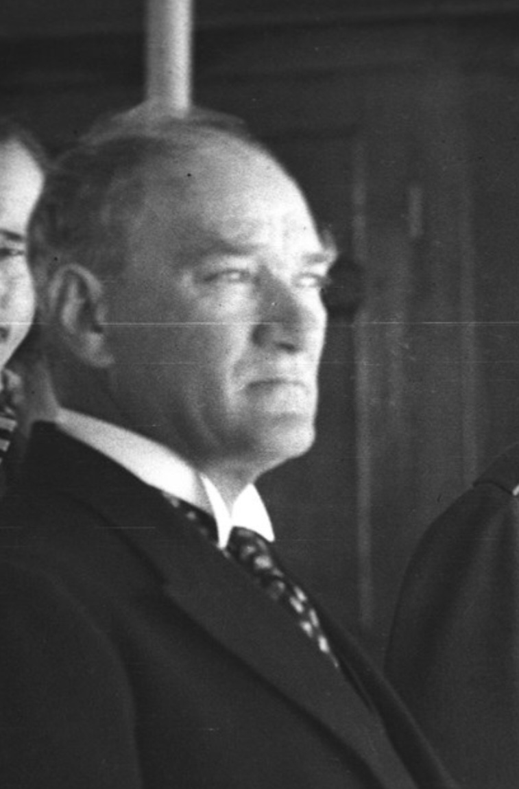 "Gece hiç uyuyamadım... Acaba bu vaziyet bizim için ne gi­bi ihtimaller doğurabilir diye düşündüm durdum. Uykum kaçtı. Her ne ise... Yaşarsak önümüze çıkacak güçlükleri, bağlandığımız prensipler çerçevesinde yenmeye çalışır ve yeneriz."

Atatürk - 10 Şubat 1934