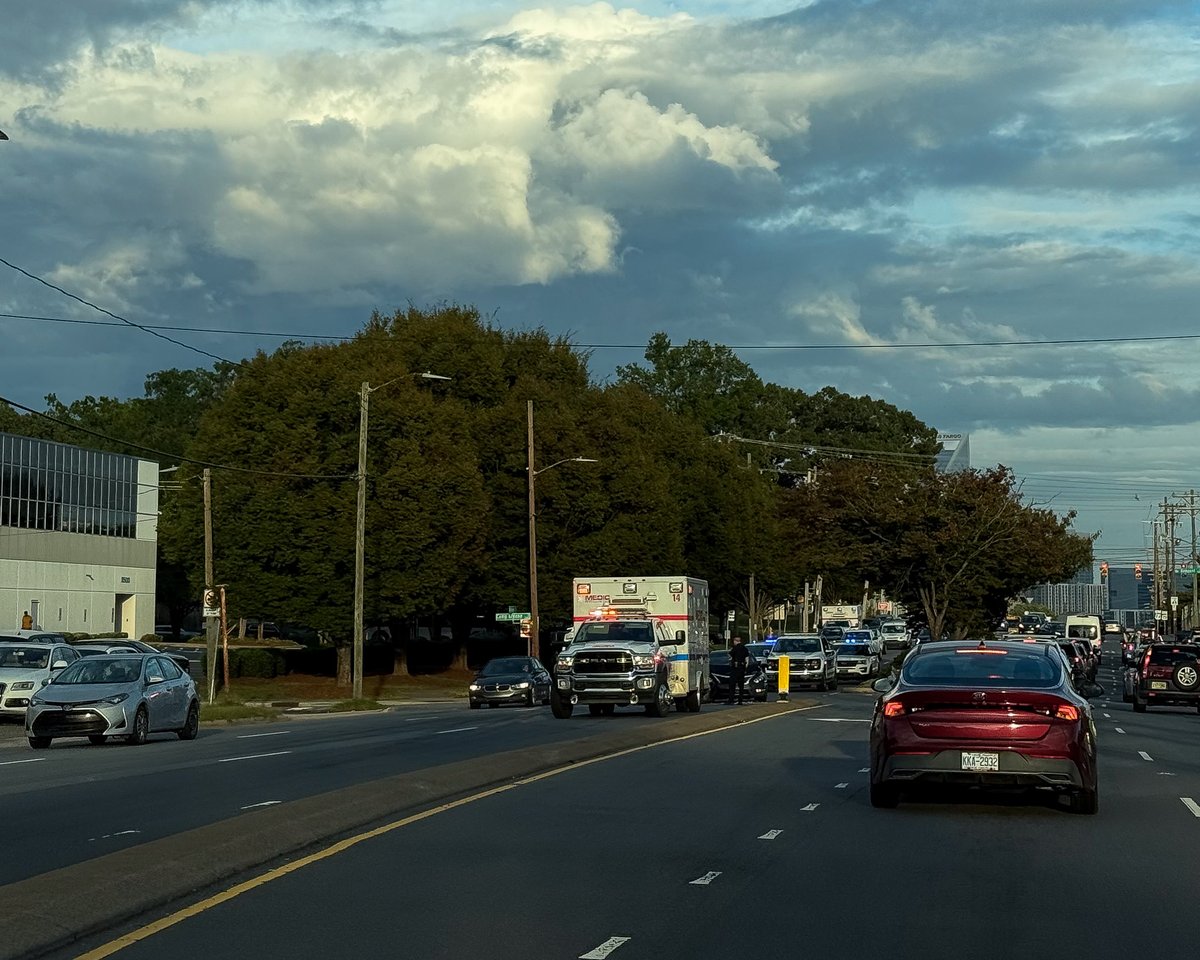 MecklenburgEMS's tweet photo. Flashing lights ahead? Your caution could save a life. 🚨
Slow down. Move over.

Medic crews, first responders &amp; roadside workers care for others just feet from traffic. Give them space — it could save a life. 💚

#MoveOver #RoadSafety #EMS #FirstResponders #MeckMedic https://t.co/coGjhWvXXf