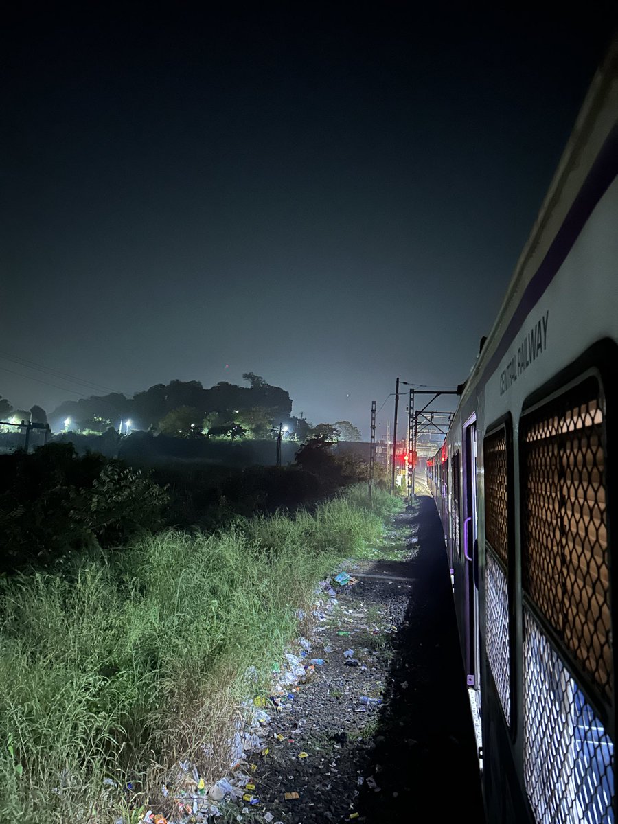 yashrandive6's tweet photo. 9:58PM CSMT-Khopoli train still standing at karjat outer. And train is 47min late. @AshwiniVaishnaw @RailMinIndia @RailwaSeva @drmmumbaicr @srdcmmumbaicr https://t.co/dw2A6SDPor