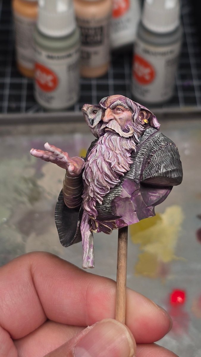 Chessymonkey's tweet image. Friday WIP: I keep adding stuffs to it... I am NOT kit bashing gunpla!!

#筆塗り #vallejo #Blackcrowminatures #plasticmodel #scalemodel #finescalemodele #swordandbrush #swordandbrush2025 #miniaturepainting #scale75 #akinteractive