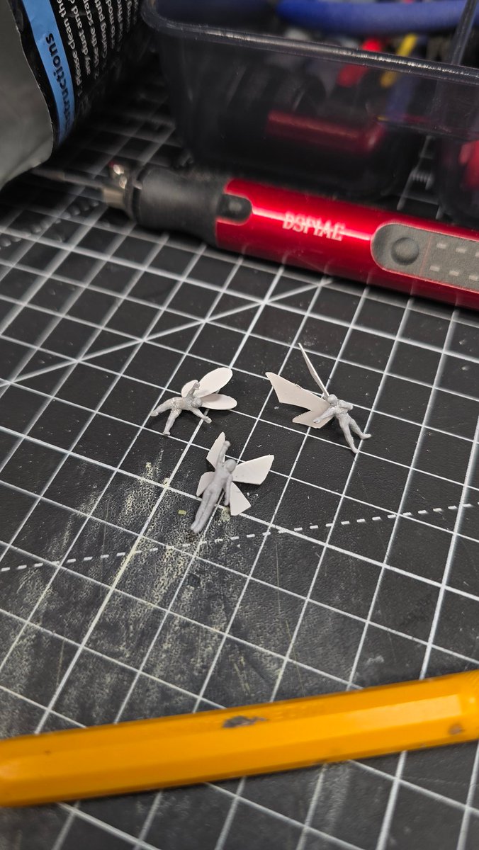 Chessymonkey's tweet image. Friday WIP: I keep adding stuffs to it... I am NOT kit bashing gunpla!!

#筆塗り #vallejo #Blackcrowminatures #plasticmodel #scalemodel #finescalemodele #swordandbrush #swordandbrush2025 #miniaturepainting #scale75 #akinteractive