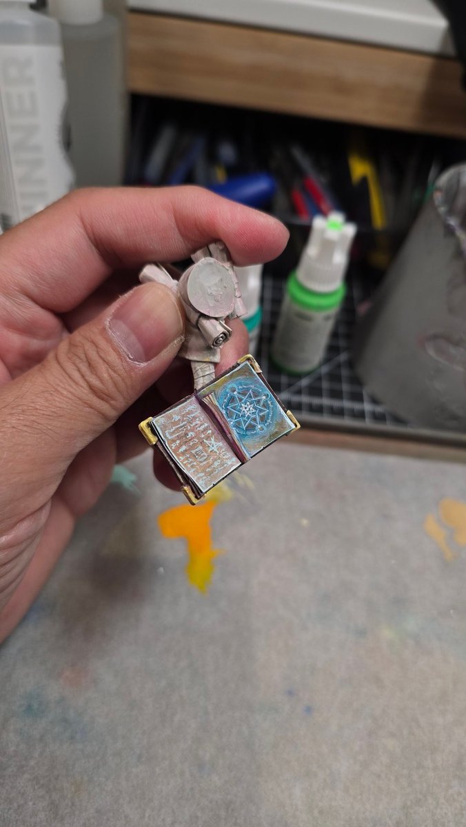 Chessymonkey's tweet image. Friday WIP: I keep adding stuffs to it... I am NOT kit bashing gunpla!!

#筆塗り #vallejo #Blackcrowminatures #plasticmodel #scalemodel #finescalemodele #swordandbrush #swordandbrush2025 #miniaturepainting #scale75 #akinteractive