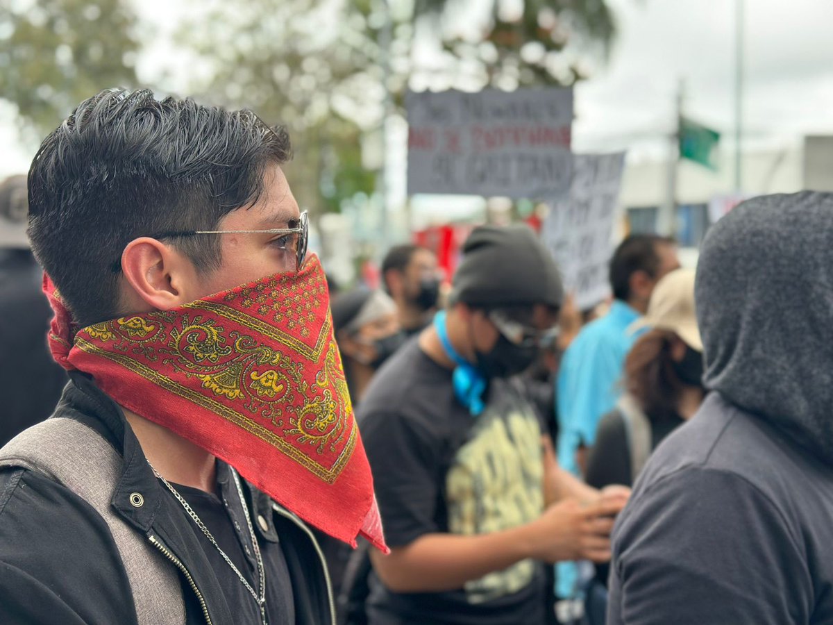 LSRVeracruz's tweet photo. #Galeria | 🔴Así se vive la manifestación de estudiantes de la Universidad Veracruzana en Xalapa; piden mayor transparencia en datos de comunidad afectada por inundaciones al norte de Veracruz. https://t.co/MY1wkG6VBY