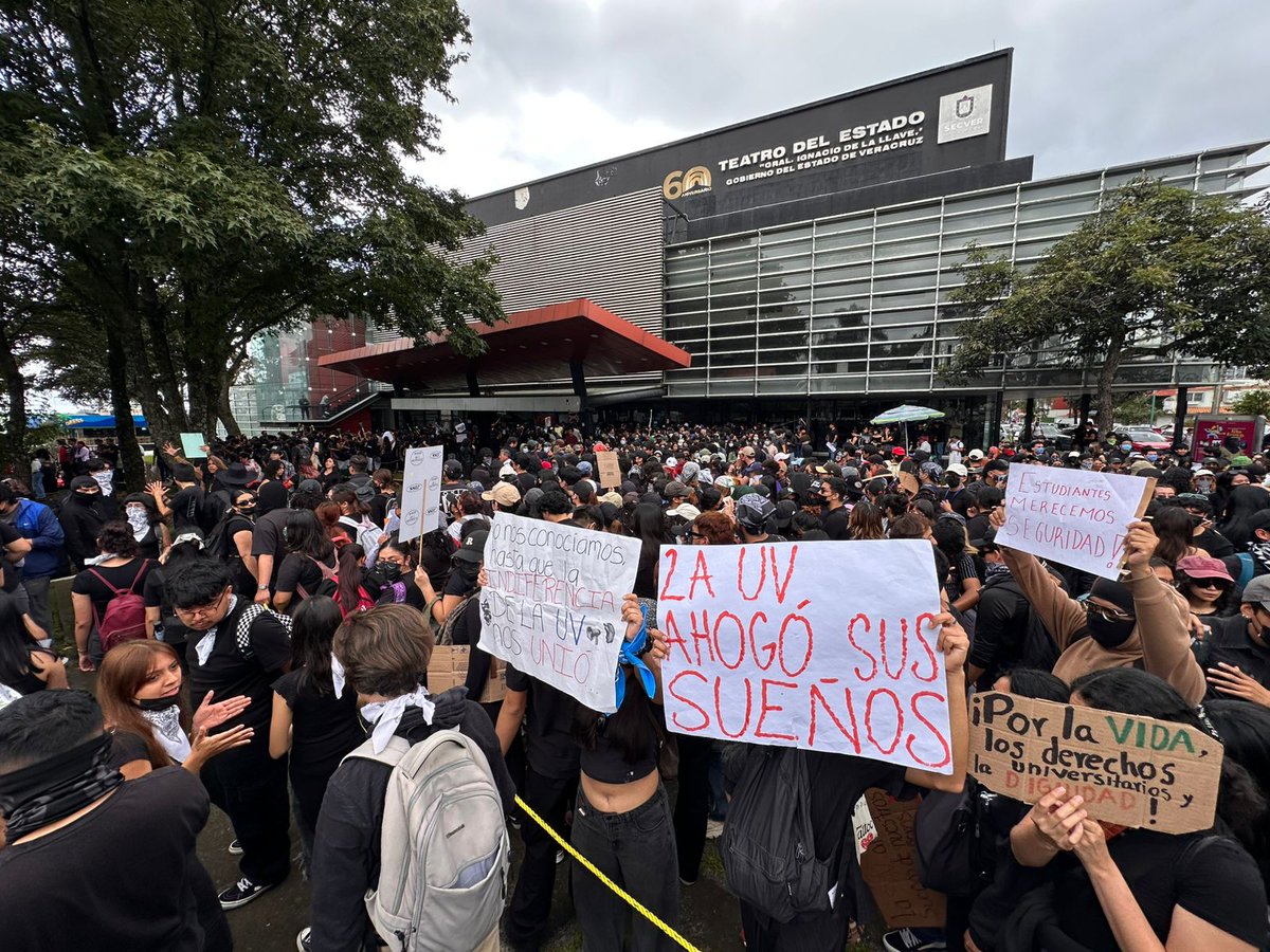 LSRVeracruz's tweet photo. #Galeria | 🔴Así se vive la manifestación de estudiantes de la Universidad Veracruzana en Xalapa; piden mayor transparencia en datos de comunidad afectada por inundaciones al norte de Veracruz. https://t.co/MY1wkG6VBY