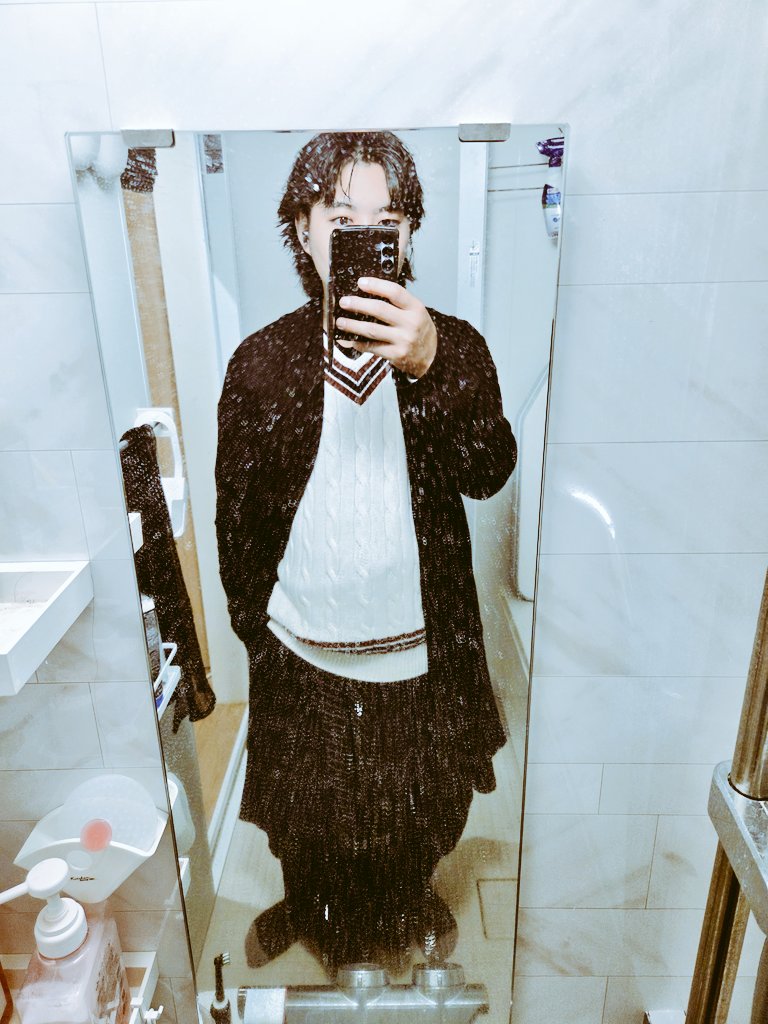 shuuuuutoooos's tweet photo. 鏡めっちゃ汚ねえけど

服装1つで5年は若返る https://t.co/Mc1ZUmK5J2
