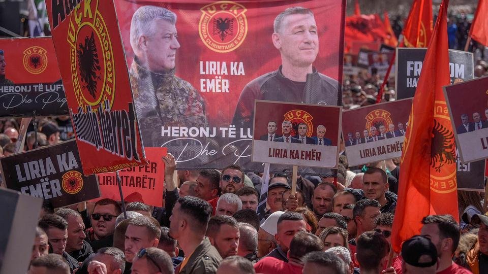 Romanistan1971's tweet photo. #albania, #kosova, #thaci, #veseli, #salimi, #krasniqi, #tirana, #uck, #kla, #protest, #freethaci https://t.co/p92Jf6L33i