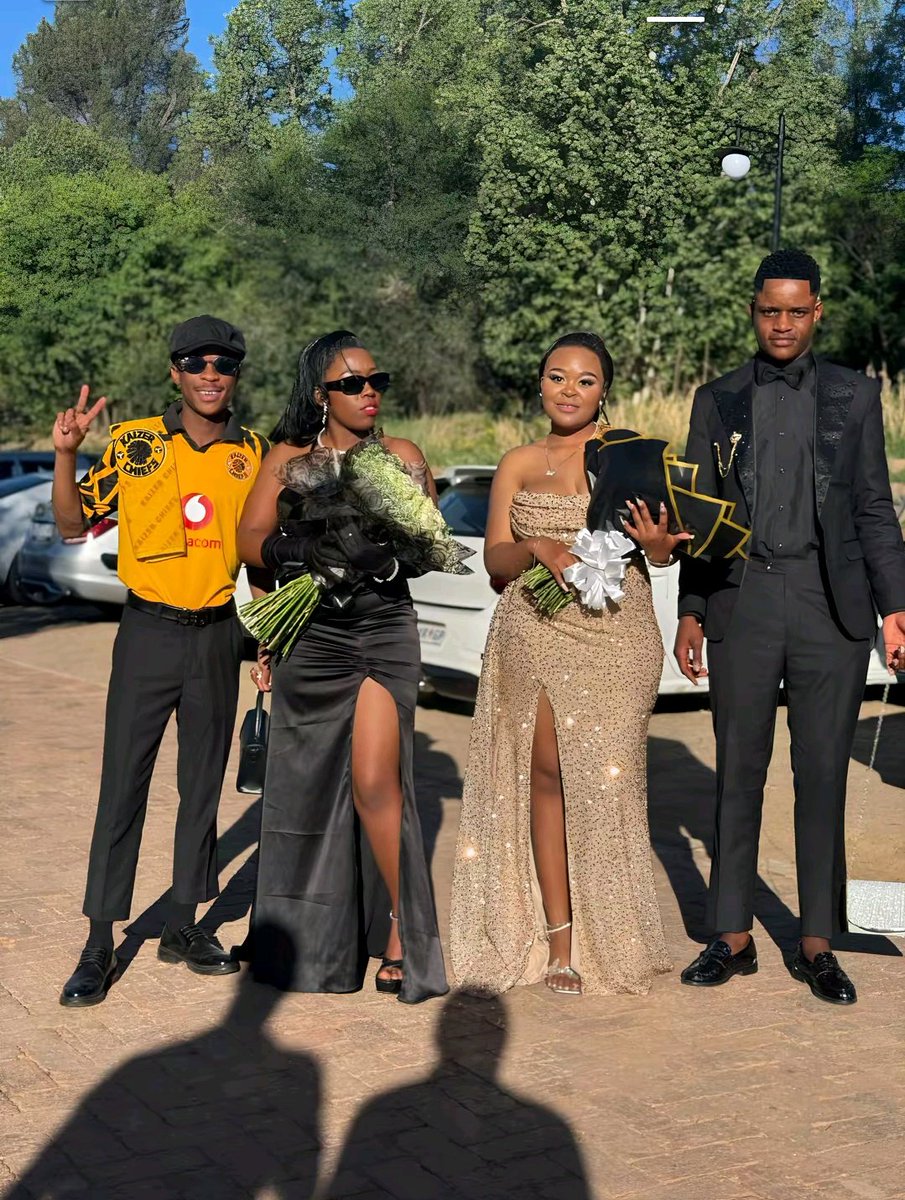 BabalwaZikhali8's tweet photo. An amakhosi supporter on tik tok rocked his jersey to his Matric Farewell .🥹❤️✌️ https://t.co/cmnhiUXiSr