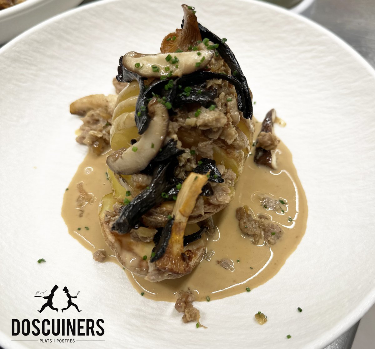 DosCuiners's tweet image. 👩🏻‍🍳US ESPEREM😜
Patata al Caliu farcida de carn picada, bolets de temporada i salsa cremosa de ceps🍄
📌doscuiners.com
#DosCuiners #Maresme #Mataró #Barcelona #gastronomia #Gourmet #foods #foodlovers #tapas #bcndelicatessen #comidasana #healthyfood #delicious #setas