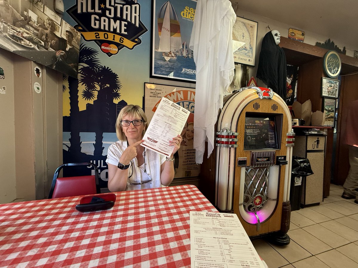 MuchosTwittos's tweet photo. Where are you @TomCruise 😎 @KCBBQ_SanDiego https://t.co/hoFIhFPJlY