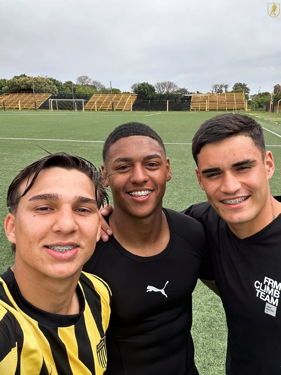 🤳 La #SelfieCarbonera del triunfo carbonero en el Estadio José P. Damiani.

Peñarol 1️⃣ - 0️⃣ Rentistas 

⚽️ Rodrigo Álvez. 

#SemilleroDeAmérica