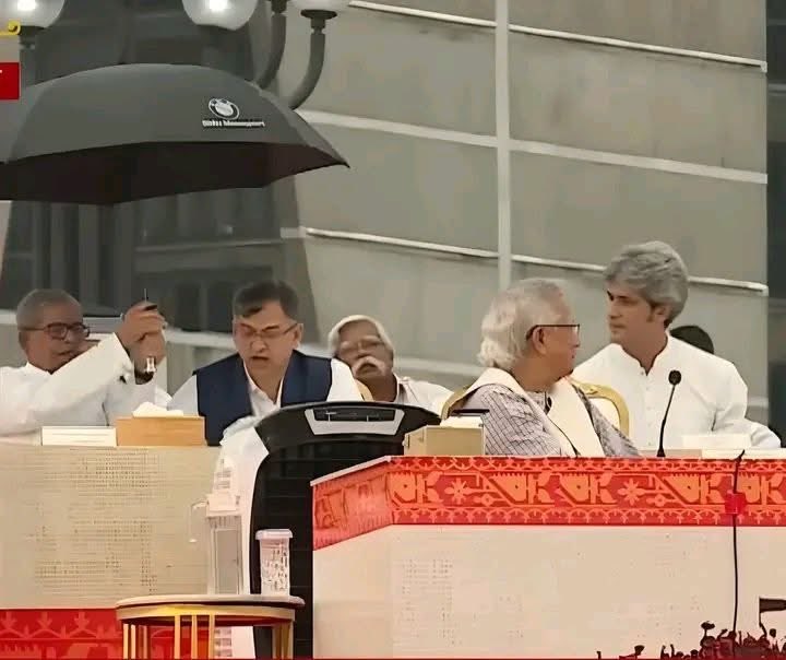ঐতিহাসিক মুহূর্ত জনাব  মির্জা ফখরুল ইসলাম আলমগীর সাহেব, জনাব সালাহউদ্দিন আহমদ সাহেবের মাথায় ছাতা ধরে আছে। এটাই রাজনৈতিক সুন্দর্য ❤️