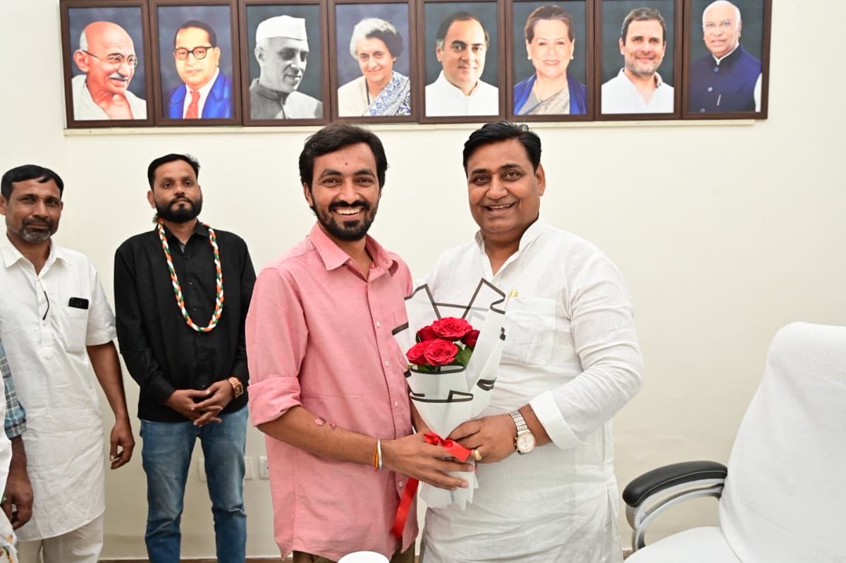 DharmbeerLamba's tweet image. राजस्थान प्रदेश कांग्रेस कमेटी के अध्यक्ष आदरणीय श्री गोविंद सिंह डोटासरा जी से मुलाक़ात कर दीपावली की शुभकामनाएँ प्रेषित की।👏🏻💐 

साथ में NSUI व युवा कांग्रेस राजस्थान के पूर्व प्रदेशाध्यक्ष बड़े भाई श्री सुमित भागासरा जी मौजूद रहे।
@GovindDotasra @INCRajasthan 

#HappyDiwali