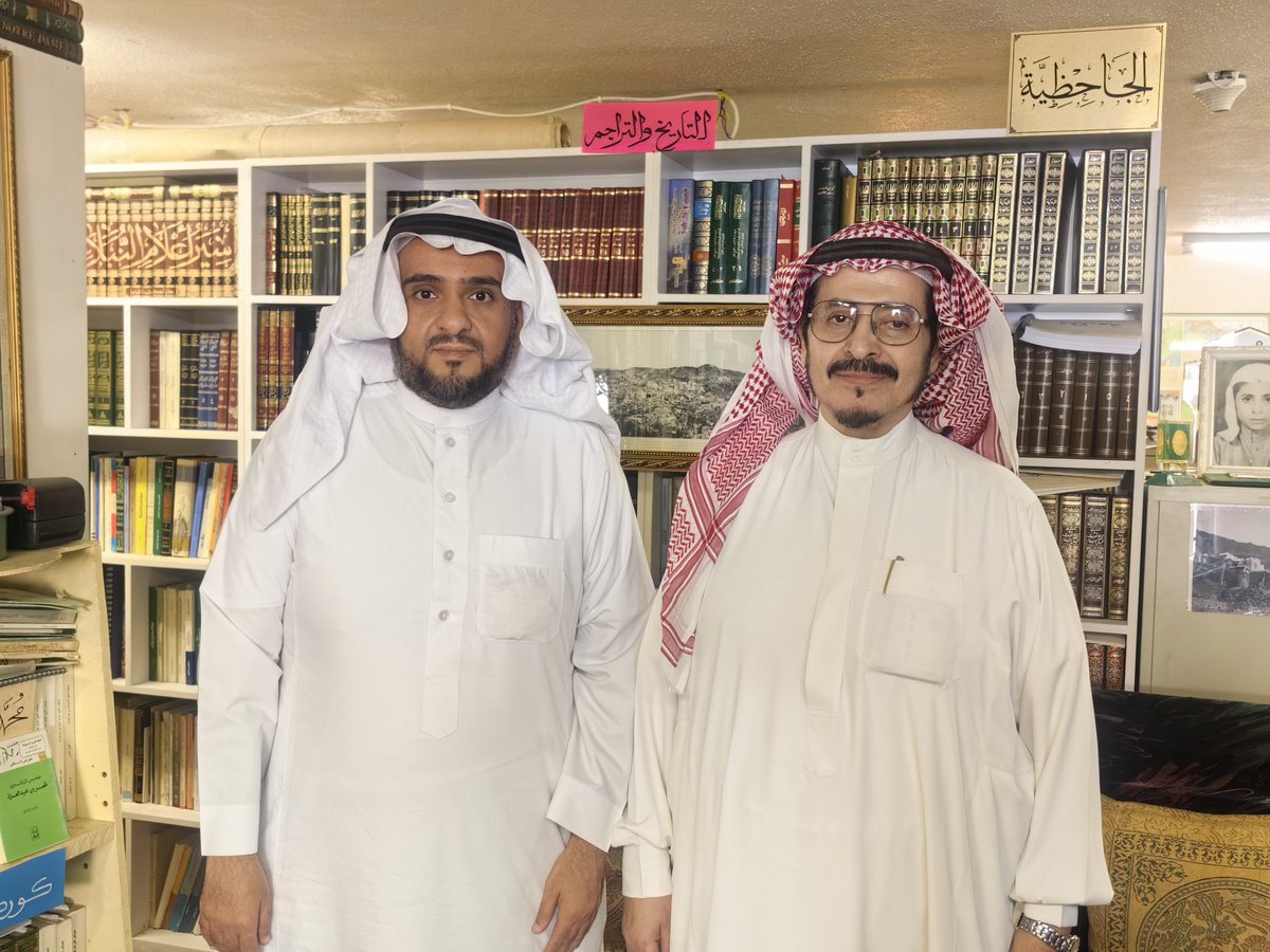 سعدت مساء اليوم الجمعة ٢٥-٤-١٤٤٧ بزيارة الباحث الكبير محمد بن أحمد معبر في منزله بخميس مشيط وتجولت في مكتبته الضخمة التي فيها كل أصناف المعرفة وقد وجدت في شخصيته الفذة اسمى معاني النبل والوفاء وهو عبارة ثروة علمية فذه أسأل الله له التوفيق والسداد