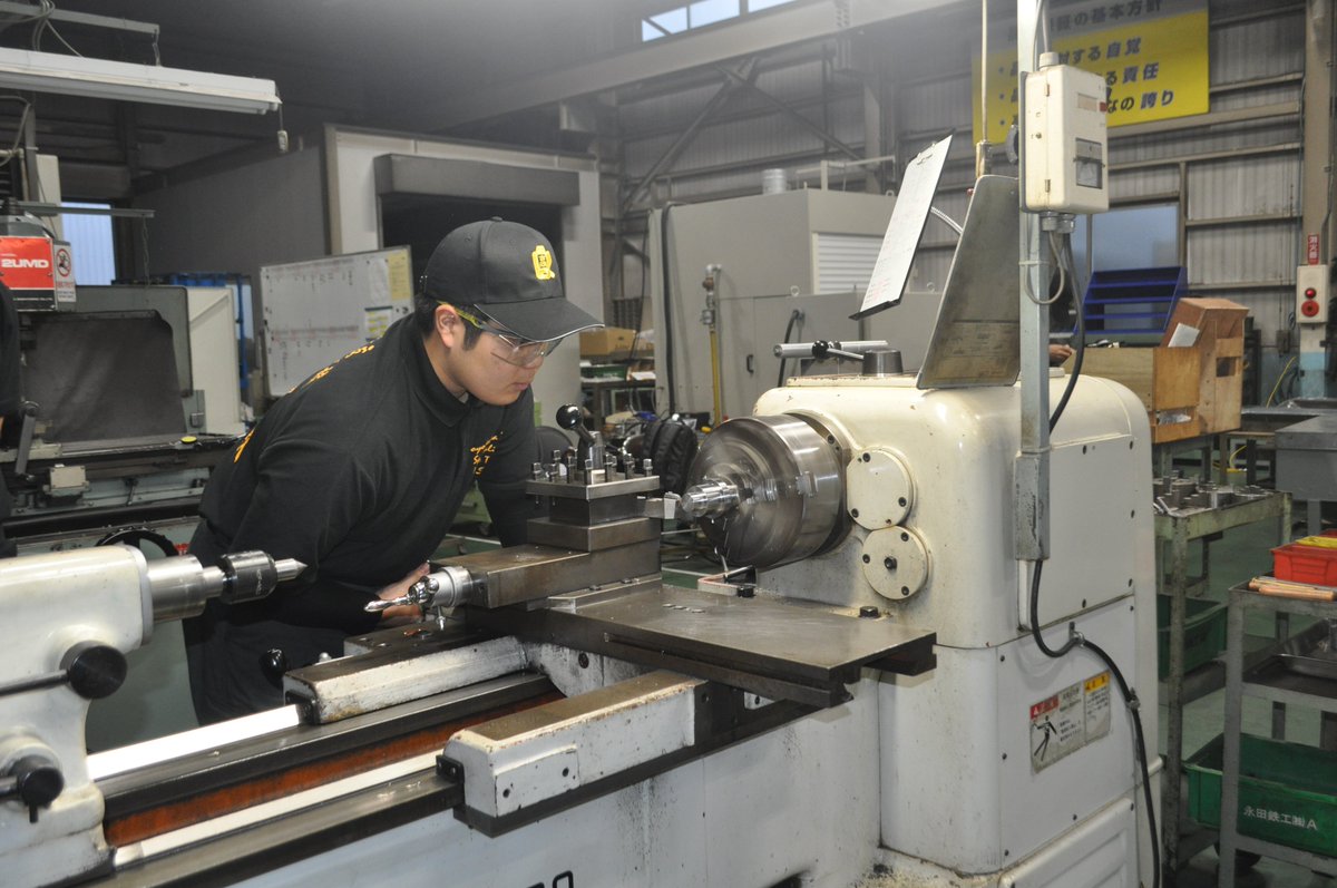 【 #豊川市 】豊川工科高校の佐野さん　ものづくり全国大会に向け永田鉄工で練習

「第25回高校生ものづくりコンテスト全国大会」の旋盤作業の部に出場する豊川工科高校機械科3年の佐野奨紀さんが、豊川市宿町の「永田鉄工」で練習に励んでいます。

🔻続きは
higashiaichi.jp/news/detail.ph…

#東愛知新聞