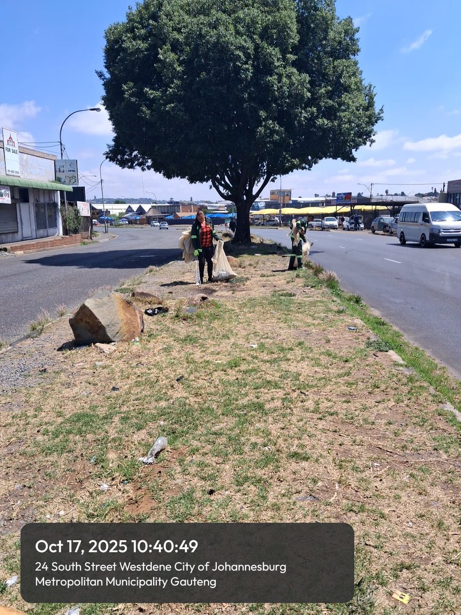 Team AFSU focused on litter picking and clearing illegal dumping hotspots in Westdene, Ward 69 <a href="/CityofJoburgZA/">City of Joburg</a> <a href="/CRUM_CoJ/">Citizen Relationship & Urban Management</a> <a href="/DadaMorero/">Executive Mayor of the City Of Joburg</a> #JoburgReimagined