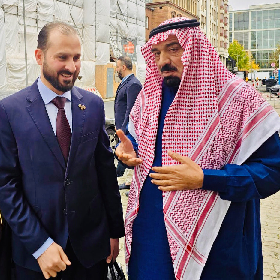 alghyth_B52's tweet photo. جزيل الشكر والعرفان لحكومة الجمهورية العربية السورية، وسفارتها الموقرة في برلين، على دعوتهم الكريمة وحُسن حفاوة الاستقبال.

نحن أبناء سوريا، نُعيد التأكيد على أن الولاء للوطن هو الأصل والمنطلق، وأننا على العهد، سنداً لدولتنا في حفظ الأمن والاستقرار، وسواعدَ فاعلة في معركة إعمار https://t.co/zrCgInnLwo