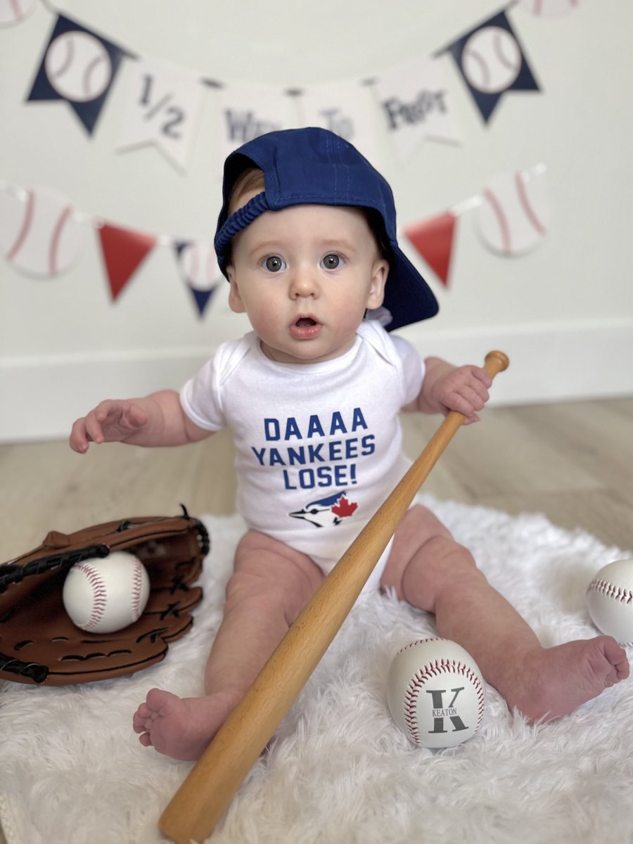 dlw94's tweet photo. @BlueJays @Rogers @Sportsnet @thehazelmae 
@SNETCampbell @KPILLAR4 

our little rookie is 6 months old, and halfway to 1st! We told him his first baseball game and plane ride will (hopefully) be the World Series…. Go Blue Jays! https://t.co/rPDmOYW7JF