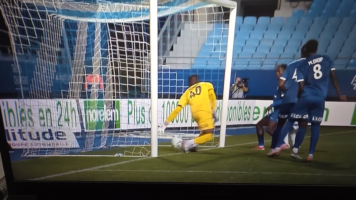 L'arbitrage français dans toute sa splendeur avec Gilbert Montagné juge de touche. Le ballon est rentré de CINQUANTE METRES et il accorde pas but au SC Bastia !