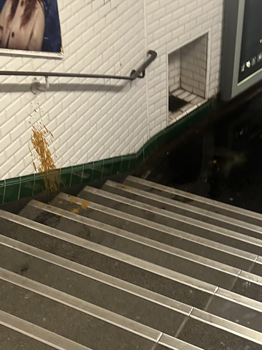 cmk563's tweet photo. bonne vacances de la Toussaint au voyageurs de la ligne 13 🥰 https://t.co/7ClHXYR4jW
