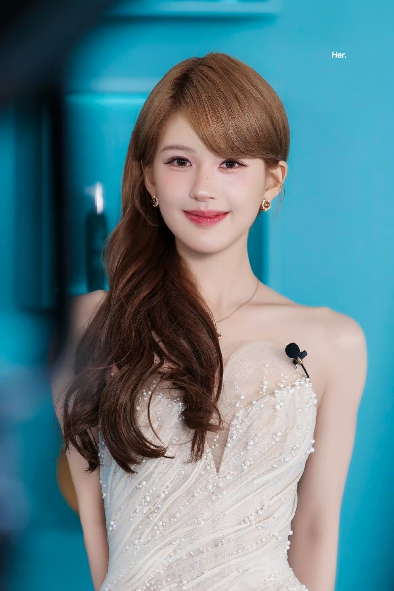 Ao mesmo tempo que 25 foi um ano de tristezas para kelulis tb foi um ano incrível, até 2 meses atrás diziam que a carreira da Lusi tinha acabado e que ela tava banida, agora ela tem um dos maiores sucessos do ano e todo apoio de uma indústria disposta a recebê-la! ela tem O POVO