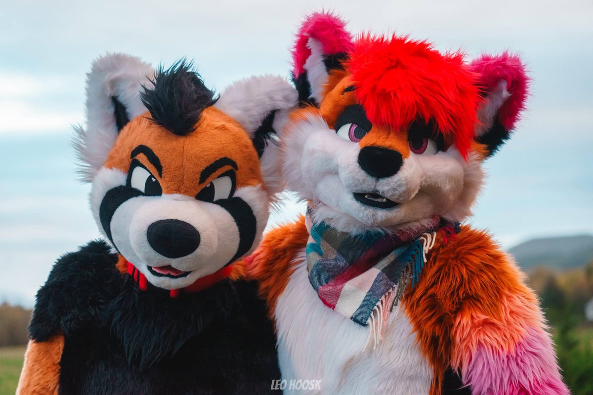 We may look pretty, but we're up to no good 💅
#FursuitFriday

🦊 <a href="/Foxtalic/">Cassius🌱</a> 
📸 <a href="/LeoHoosk/">Leo!</a>