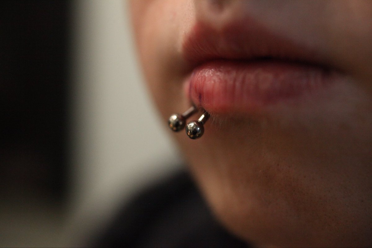 First photodrop from the new shop! some  spider bites 🕷️ (paired lower lip piercings)