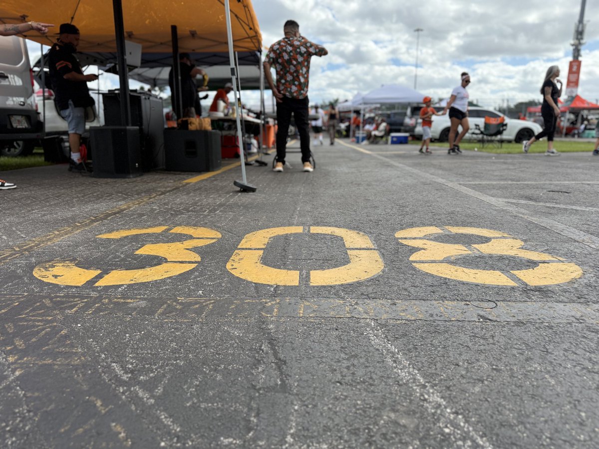 ABoutTheFans_'s tweet photo. 📍 #GoCanes #BeatUL #TailgateSzn https://t.co/70OGzMX6Ut