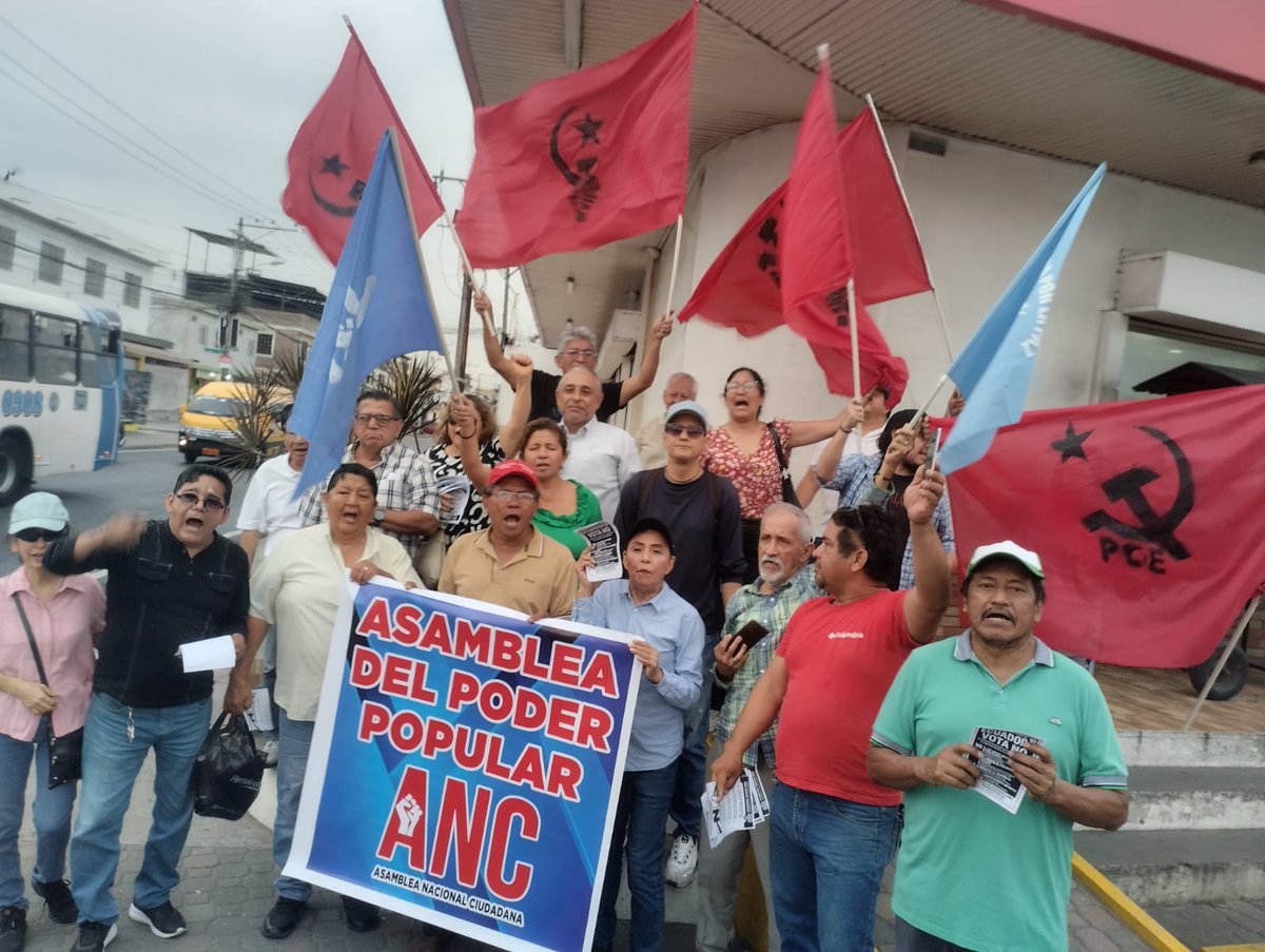 Los Bolivarianos Alfaristas presentes el día de ayer en las orquídeas y mucho lote 1 en el plantón, junto a otros colectivos del distrito 2, en rechazo al gobierno de Noboa y por el NO en la consulta. <a href="/MashiRafael/">Rafael Correa</a> <a href="/JorgeGlas/">Jorge Glas</a> <a href="/LuisaGonzalezEc/">Luisa González</a> <a href="/ecuarauz/">Andrés Arauz</a>