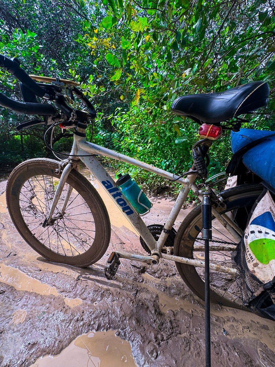 DAY110 NIG2USA ON A BICYCLE 🇳🇬🚴🇺🇲.
Forget motivation 😥,  if I knew the road from Guinea to Guinea Bissau would be like this, I swear I wouldn’t have tried it.
The mud, the hills, the loneliness,  even my bicycle is crying with me. 💔

But somehow, in the middle of all this, I